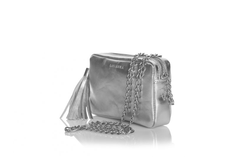 Bolso mini chic  plateado de colgar con asa metalica lacambra